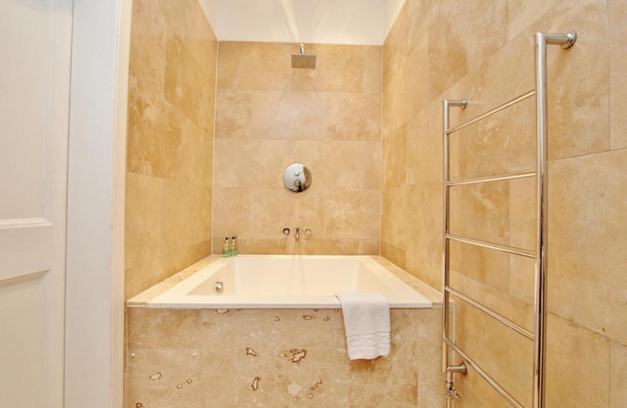 Elegant 3-Bedroom Ramsay Garden Apartment In Edinburgh City Centre Eksteriør billede